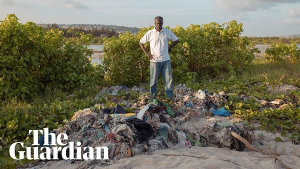 Nueva investigación descubrió que toneladas de ropa descartada por marcas británicas ha sido encontrada en humedales protegidos en Ghana