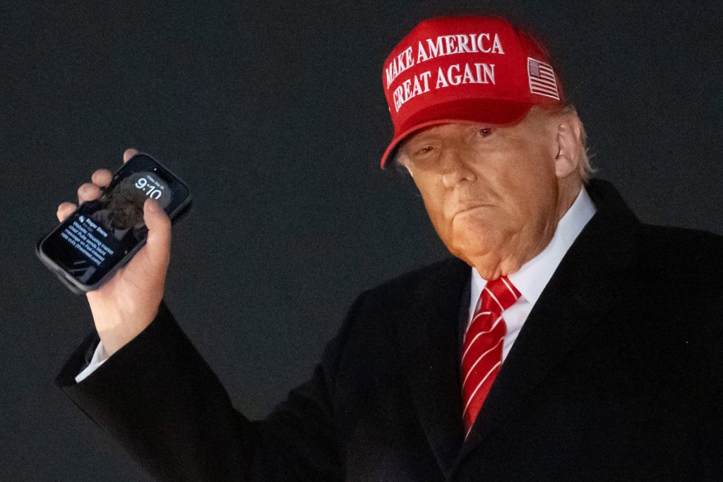 Trump’s lock screen photo may be the least problematic thing on his phone