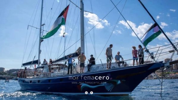 Un barco y muchas banderas