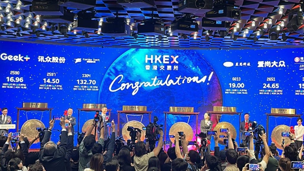 Apple proveedor Lens, otras 4 acciones ganan en el día de mayor actividad para nuevas cotizaciones en 2025