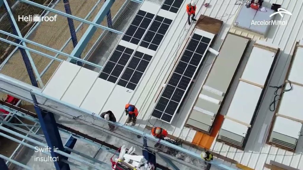 ArcelorMittal lanza HELIOROOF, un panel sándwich prefabricado para techos, que combina aislamiento térmico con tecnología solar integrada que acelera la instalación un 40 %