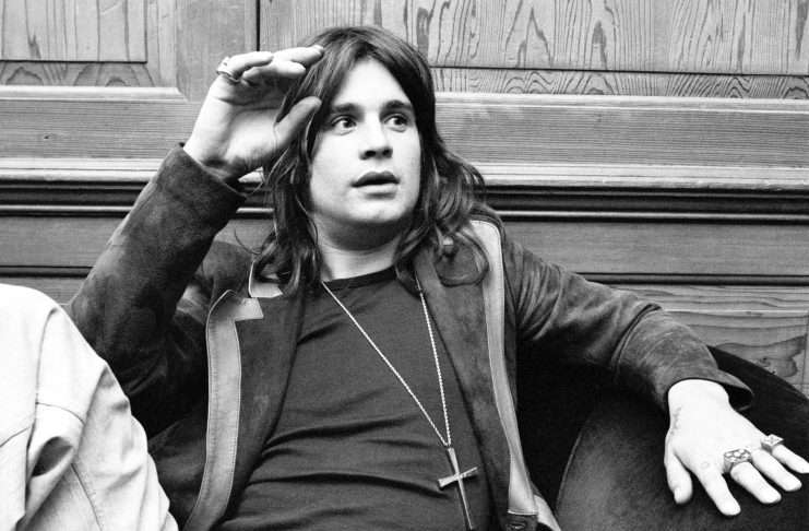 El legendario cantante de Black Sabbath, Ozzy Osbourne, falleció a los 76 años rodeado de sus seres queridos.