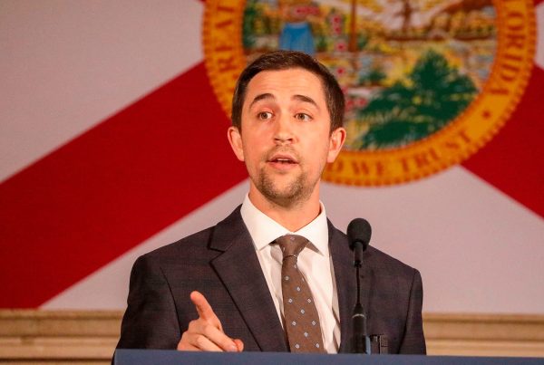 Este guerrero cultural de derecha quiere que Trump 'arrebate' a los activistas de las calles