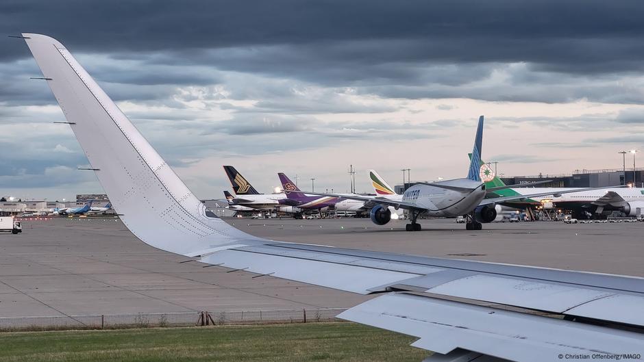 Falla técnica interrumpe más de 120 vuelos en el Reino Unido