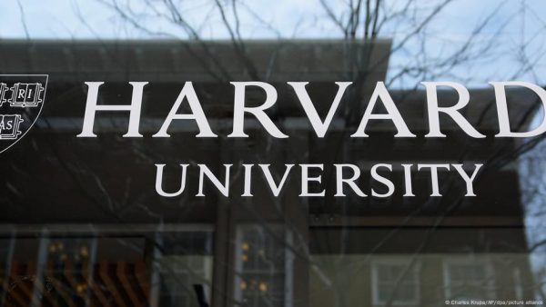 Harvard cerrará oficinas de diversidad como exigió Trump
