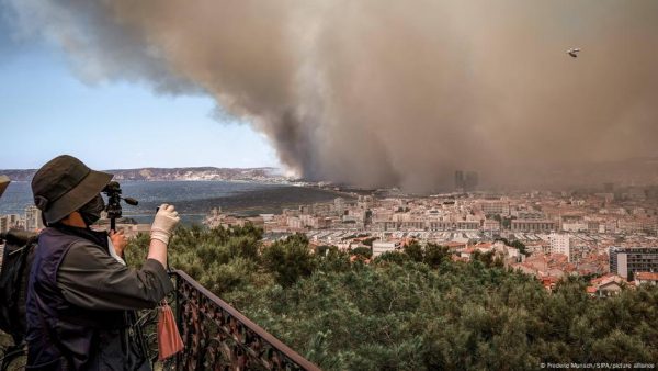 Incendio forestal obliga a cerrar el aeropuerto de Marsella