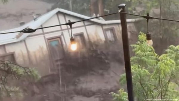 Inundación repentina afecta a un pueblo turístico en Nuevo México