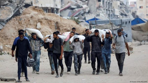 Israel lanza siete paquetes de ayuda en paracaídas a Gaza