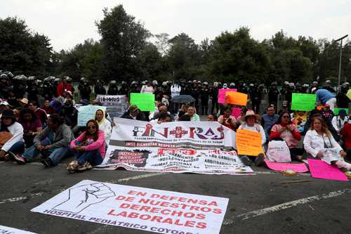 Marchan trabajadores del IMSS-Bienestar; piden mejoras laborales e insumos de salud