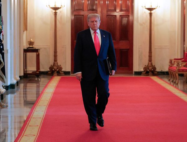 Trump Se Comporta Como Un Jefe De Pandilla. Su Insignia Una Larga Corbata Roja