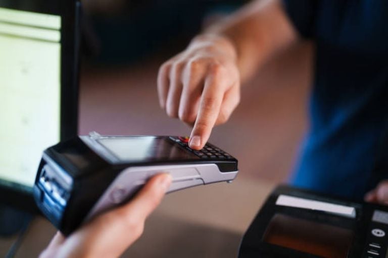 Alertan por cargos erróneos en tu tarjeta: así fue el caso de 27,300 pesos