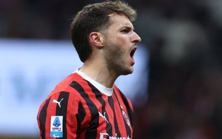 Así juega el delantero que le quitaría la titularidad a Santiago Giménez en el Milan