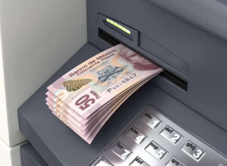 Banxico alerta por billetes falsos en cajeros automáticos