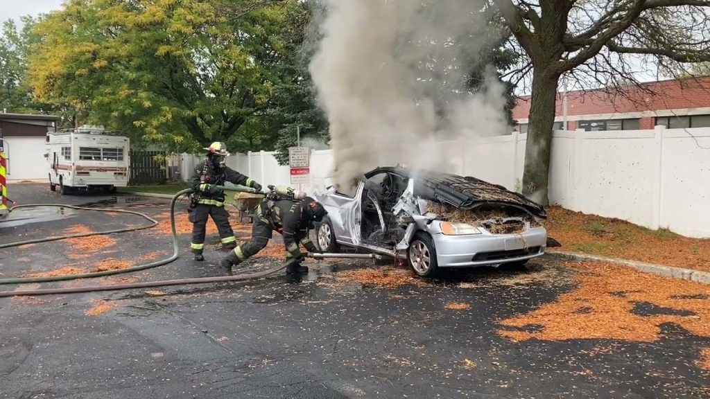 Bomberos de Illinois inventan la Poseidon Nozzle, una lanza de 8 kg que apaga directamente las baterías de coches eléctricos en llamas