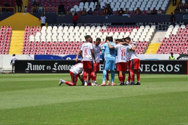 Chivas cae ante Santos Laguna con todo y penal fallido de Alan Pulido