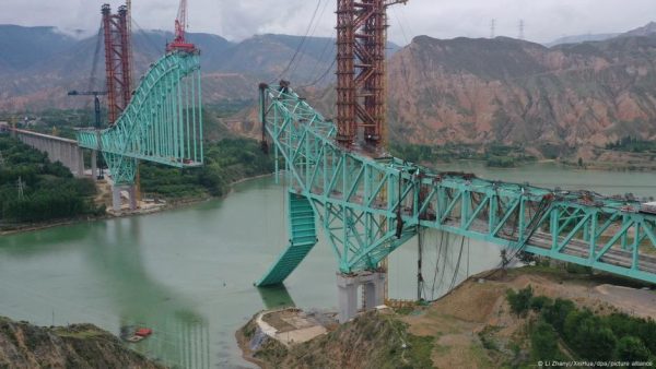 Derrumbe de puente deja al menos 12 muertos en China