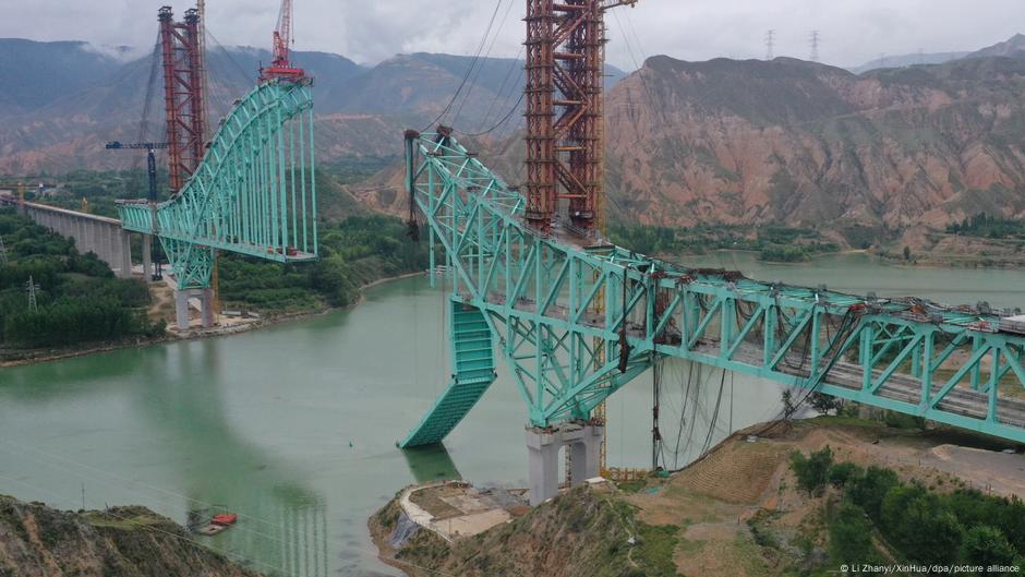 Derrumbe de puente deja al menos 12 muertos en China