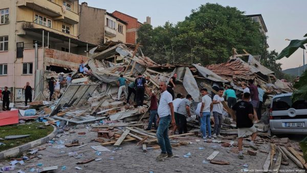 Derrumbes y heridos deja fuerte sismo en Turquía