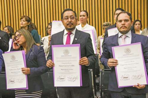 El INE entrega constancias a 45 ganadores, tras fallo del TEPJF