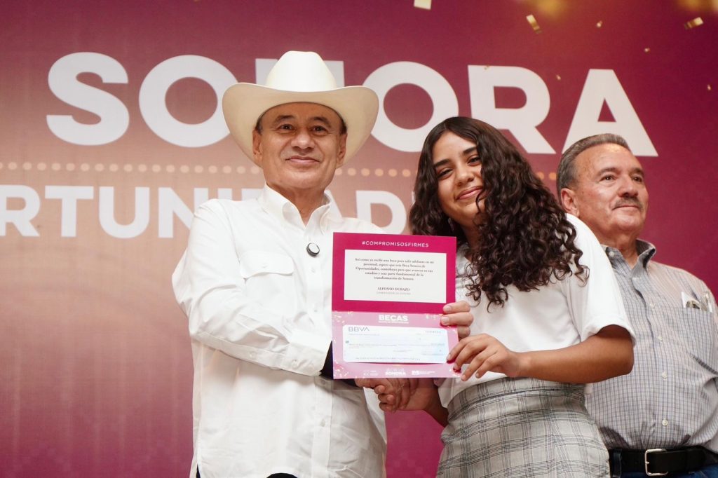 Entregan becas del programa Sonora de Oportunidades en Bavispe