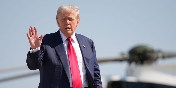 Esta Semana en la Democracia – Semana 28: Reescribiendo la Historia, la Ciencia y las Cifras Económicas para Complacer al Rey Trump