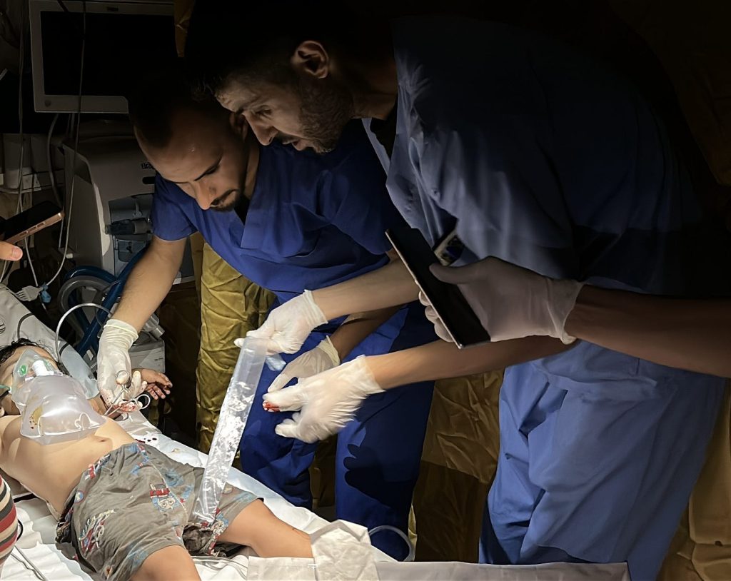 EXCLUSIVA: Más de 100 médicos que trabajaron en Gaza exigen acción global mientras 'Israel mata de hambre y dispara a sus colegas'