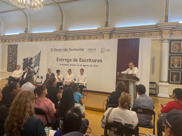 Gobernador Durazo encabeza entrega de escrituras en Hermosillo