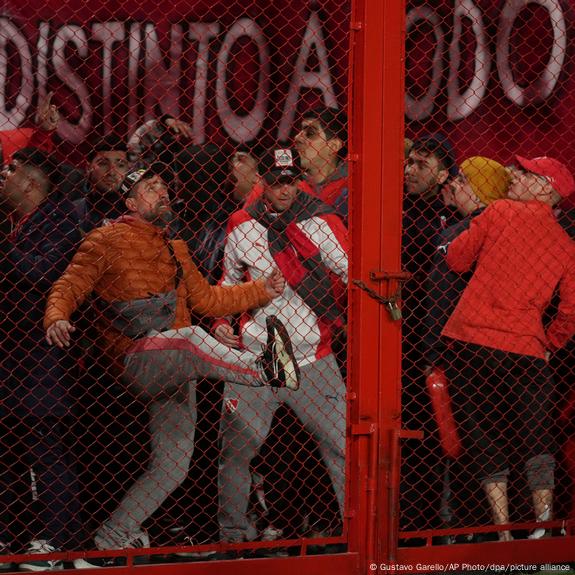 Habrá justicia: Conmebol abre investigación tras violencia en el Independiente vs U de Chile