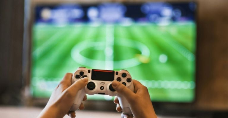 ¿Jugar videojuegos o comer? El nuevo gasto de los jóvenes