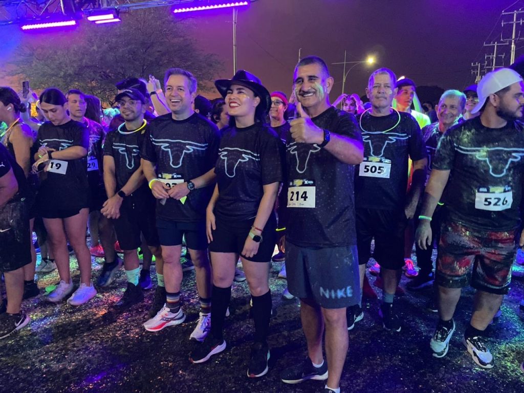 Más de 2 mil 200 personas participaron en la Carrera Vaquera Neón