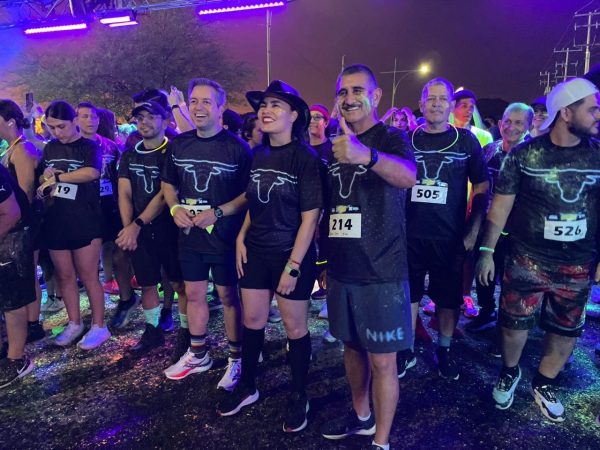 Más de 2 mil 200 personas participaron en la Carrera Vaquera Neón