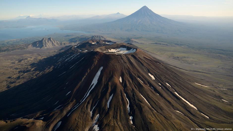 Otro volcán entra en erupción en zona de potente sismo ruso