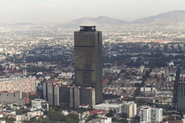 Pensiones, deuda a proveedores e impuestos, los retos financieros de Pemex
