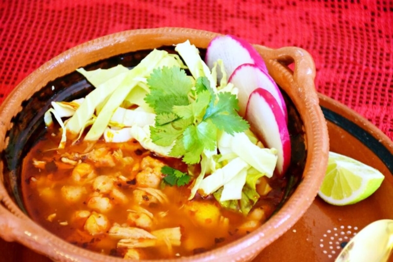 Pozole rojo, historia, receta e importancia en la cocina mexicana