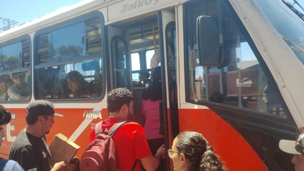 Reanudan servicio de transporte público con regreso a clases de universitarios