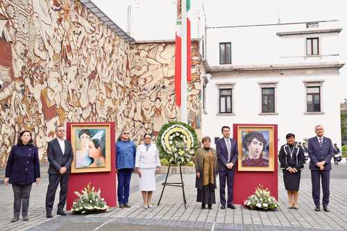 Rinden honores a Leona Vicario y Carmen Serdán con bandera a media asta
