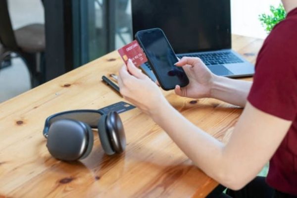 AT&T alerta a usuarios por pagos con tarjeta y SMS