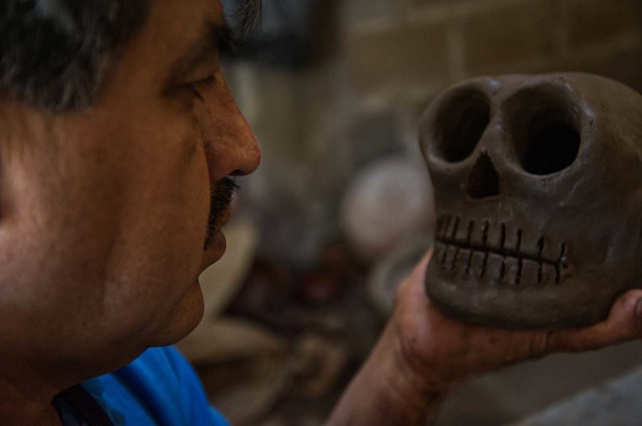 Calaveritas de barro pintadas: del tzompantli al Día de Muertos