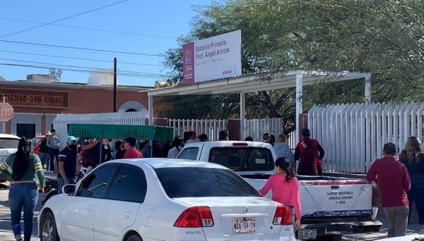 Caos vial en secundaria de Hermosillo por vehículos en doble fila