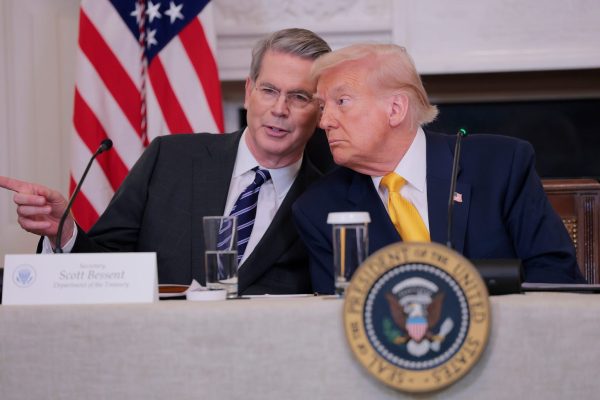 Cartoonish Sycophancy: Cómo Scott Bessent Pasó de Donante Demócrata a Lacayo de Trump