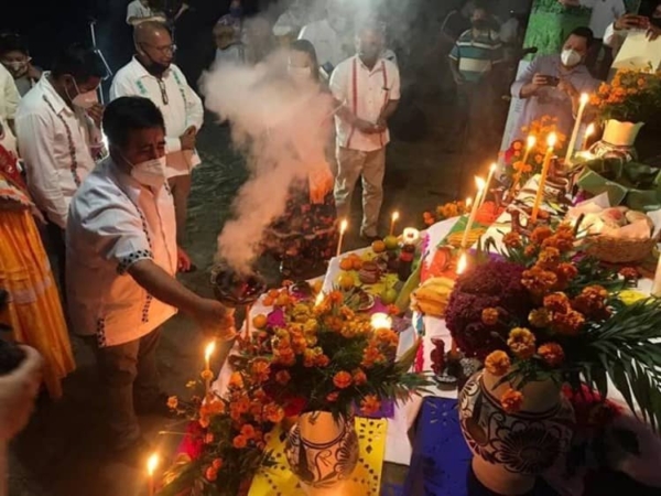 Colocan la primera ofrenda del Xantolo 2025 en honor a Miguel Arcángel