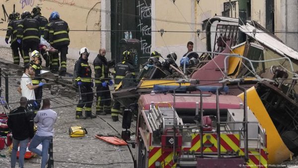 Descarrilamiento de funicular en Lisboa deja al menos 15 muertos