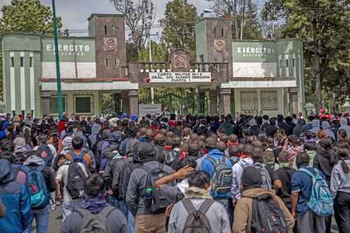 Estrellan e incendian camión en acceso al Campo Militar 1-A