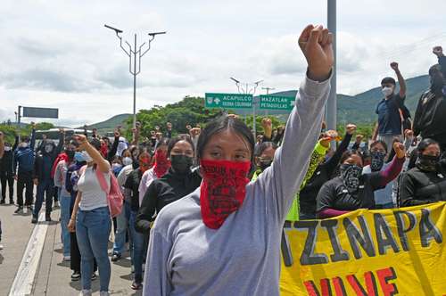 Estudiantes protestan ante cuartel en Iguala; exigen al Ejército dar información de los 43