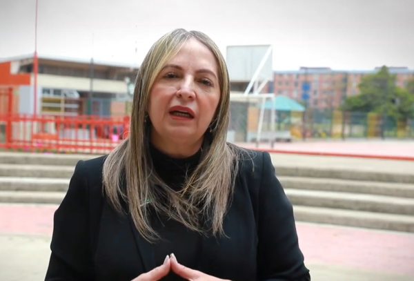 Ex árbitro de la Premier League, acusado por producir video íntimo con una menor de edad