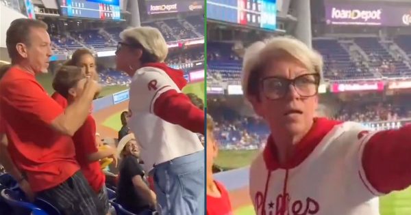 Mujer enloquece en partido de béisbol y le quita una pelota a un niño