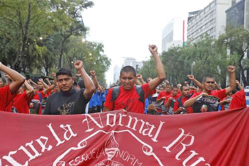 “No volverán a engañarnos”, advierten familiares en la marcha por caso Ayotzinapa