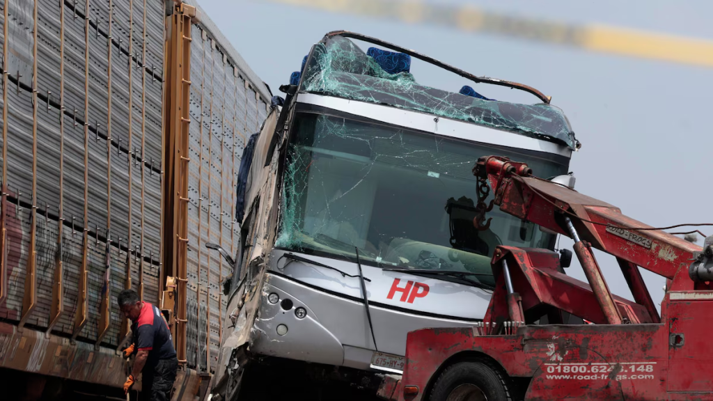 Ordenan juicio contra chofer por choque de autobús con tren en Atlacomulco