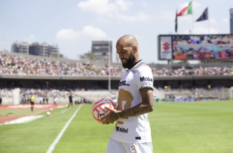 Pumas gana a Dani Alves por daños y perjuicios: Marca de él se hunde