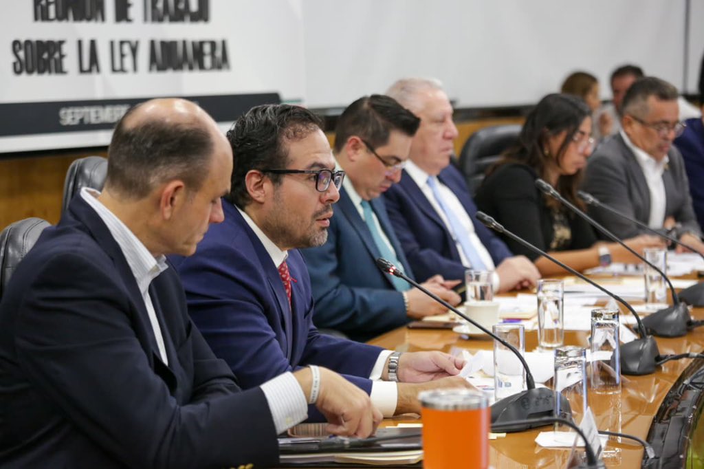 Se exige nueva Ley Aduanera || El SAT presiona al Congreso para ponerle fin a la mercancía ilegal